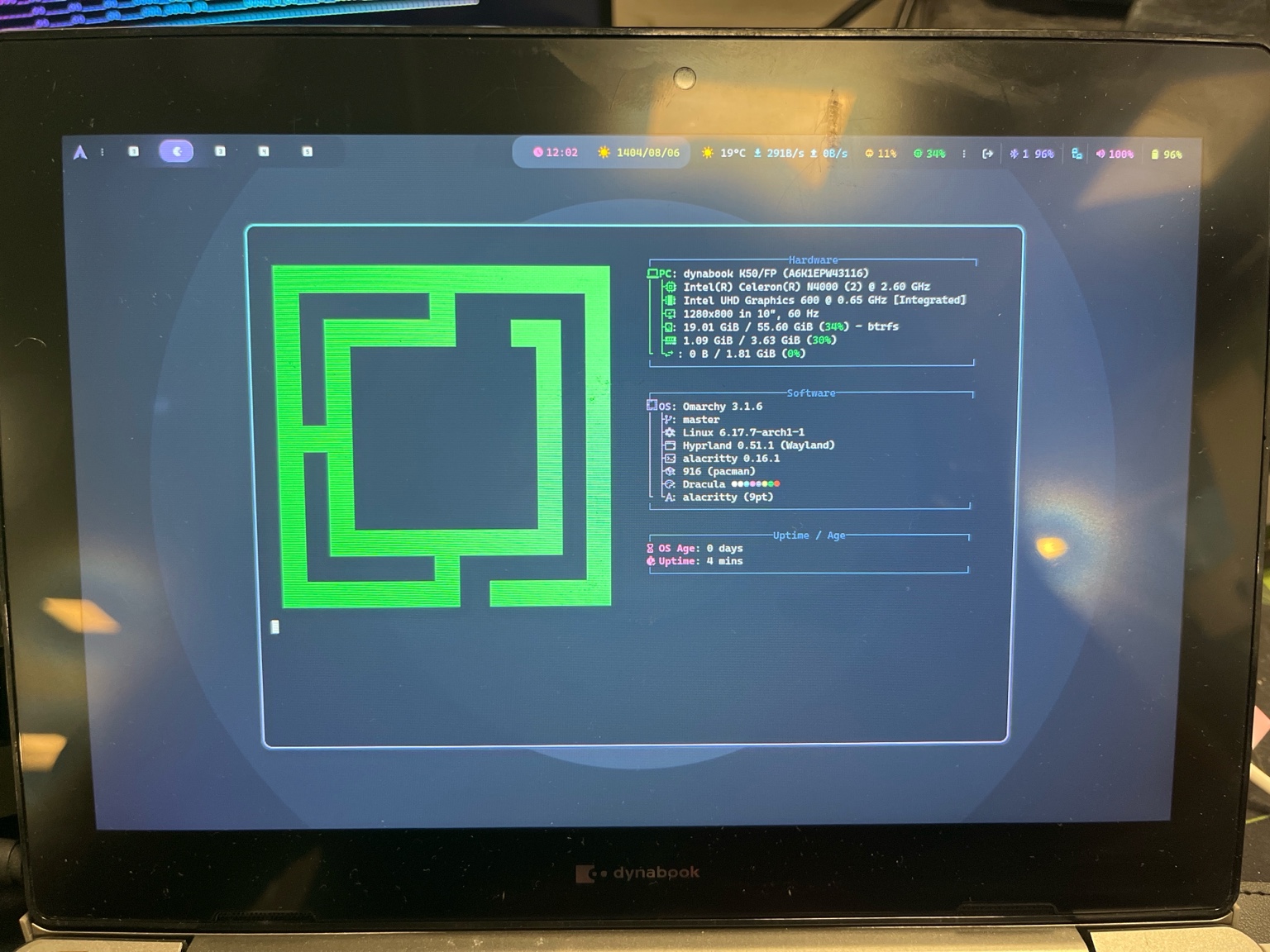 Fastfetch screenshot on Dynabook showing N4000 CPU, UHD 600 GPU, 4 GB RAM, Hyprland session